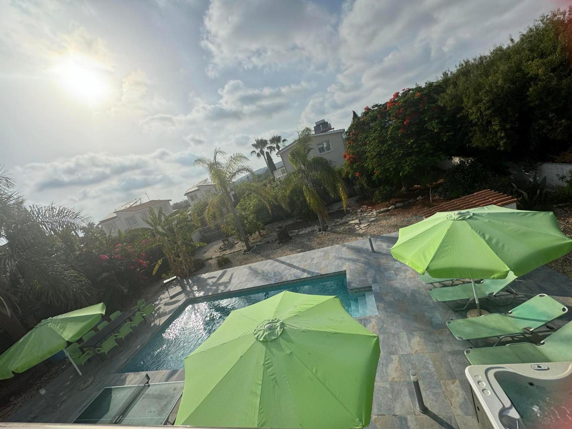 Villa Coralia Gardens 1Km From Coral Bay Beach Eksteriør billede